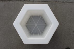 六角護(hù)坡磚塑料模具與六角護(hù)坡鋼模具優(yōu)劣勢對(duì)比