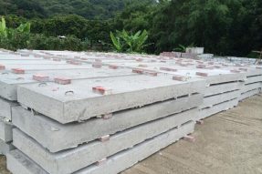 鋼筋混凝土蓋板模具澆筑水泥蓋板時應使用哪種級別的鋼筋？